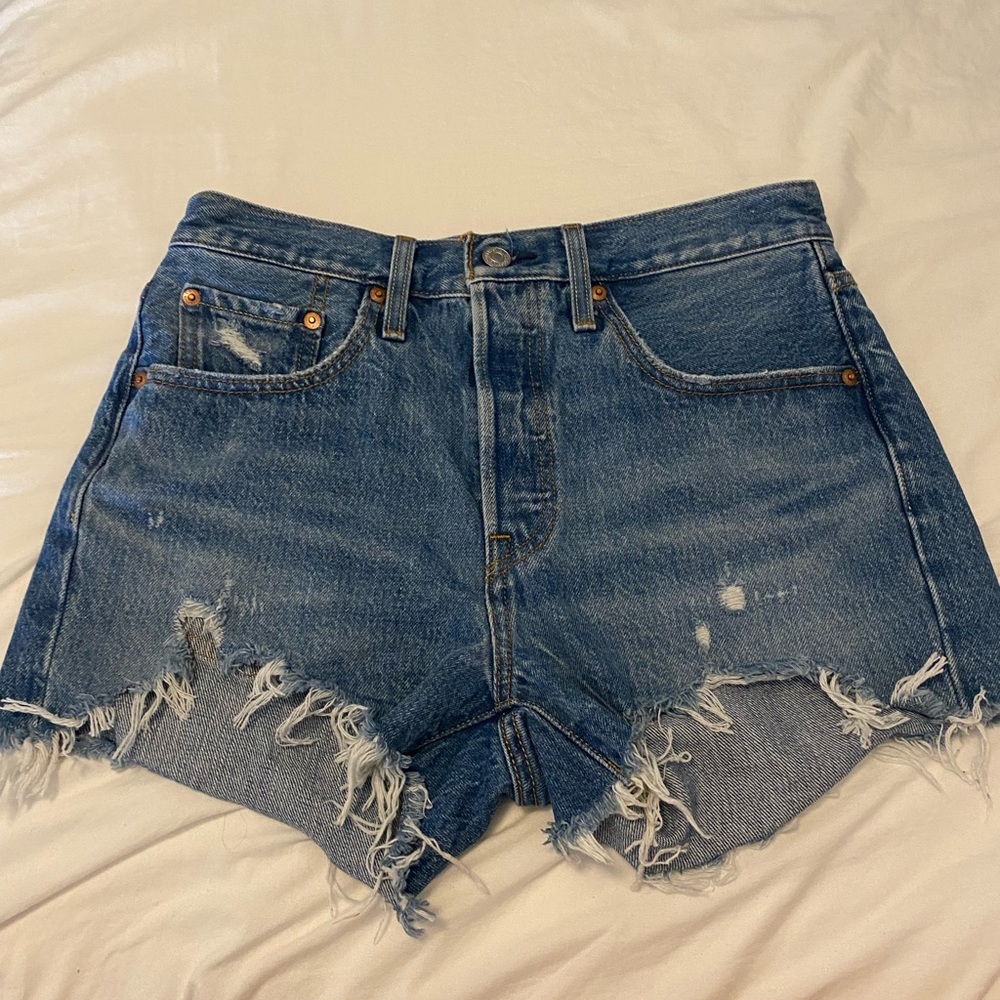 Womens levis shorts size 27